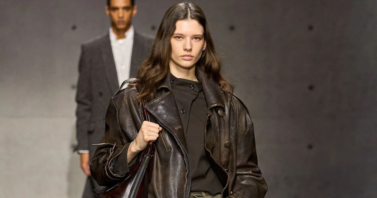 il look del giorno con la giacca biker marrone che trova un nuovo alleato nel verde oliva