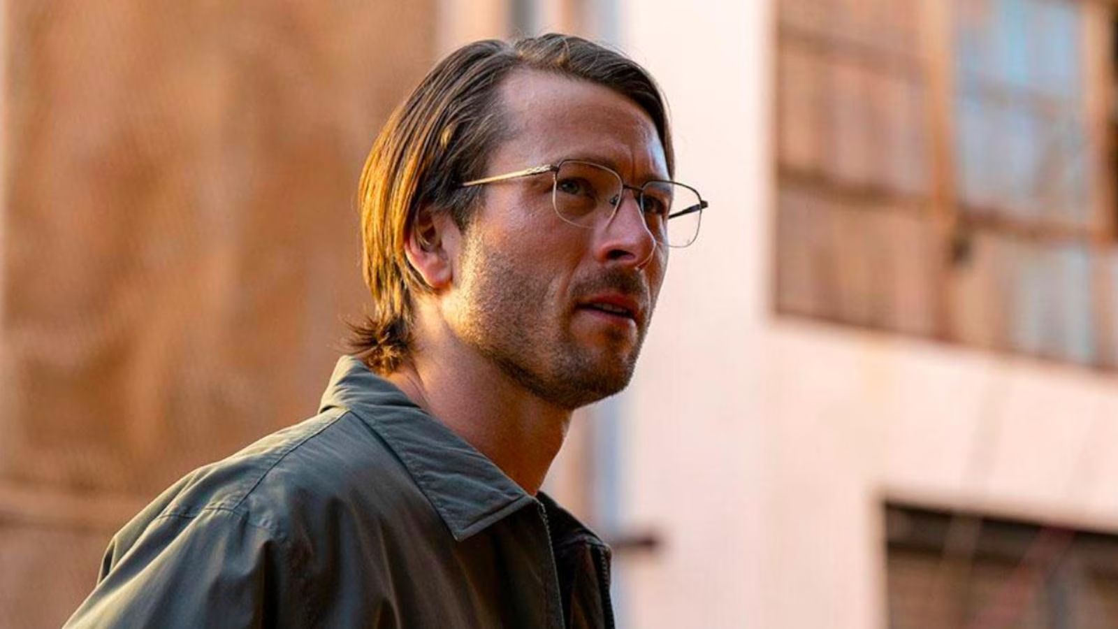 stasera in prima tv su rai 3 va in onda hit man killer per caso film di richard linklater che mescola commedia giallo e poliziesco