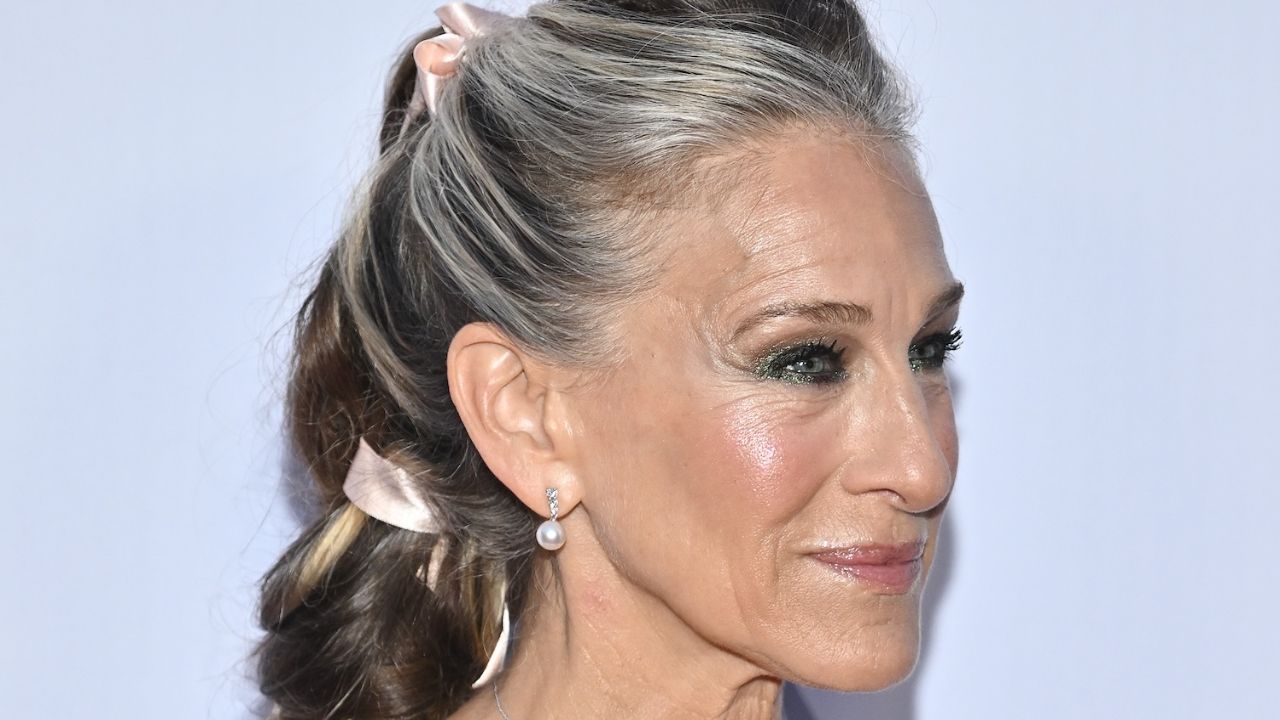 la star inaugura l autunno con un hair look raccolto sontuoso perfetto per valorizzare la chioma silver