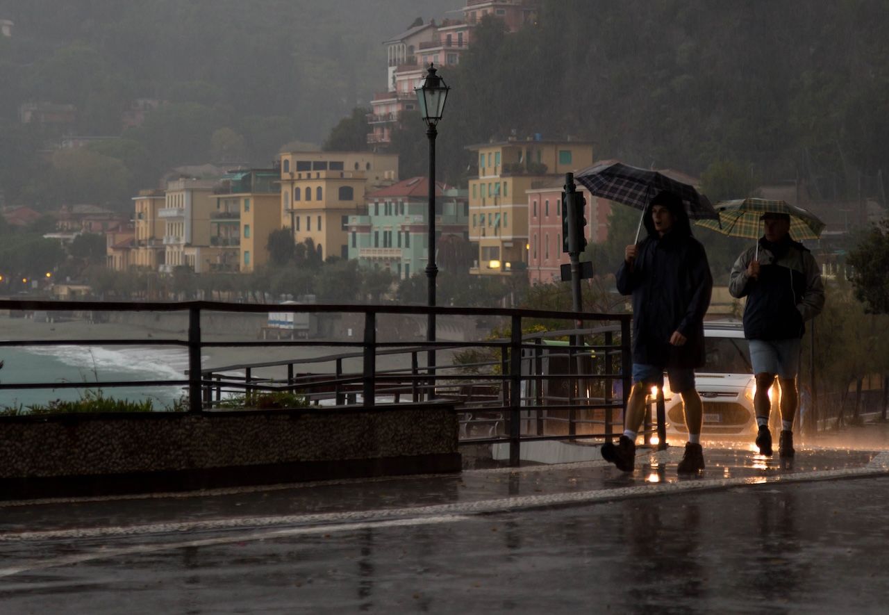 un sabato grigio e bagnato su gran parte dell italia fa da apripista a una domenica di parziale miglioramento ma la sorpresa 232 un altra
