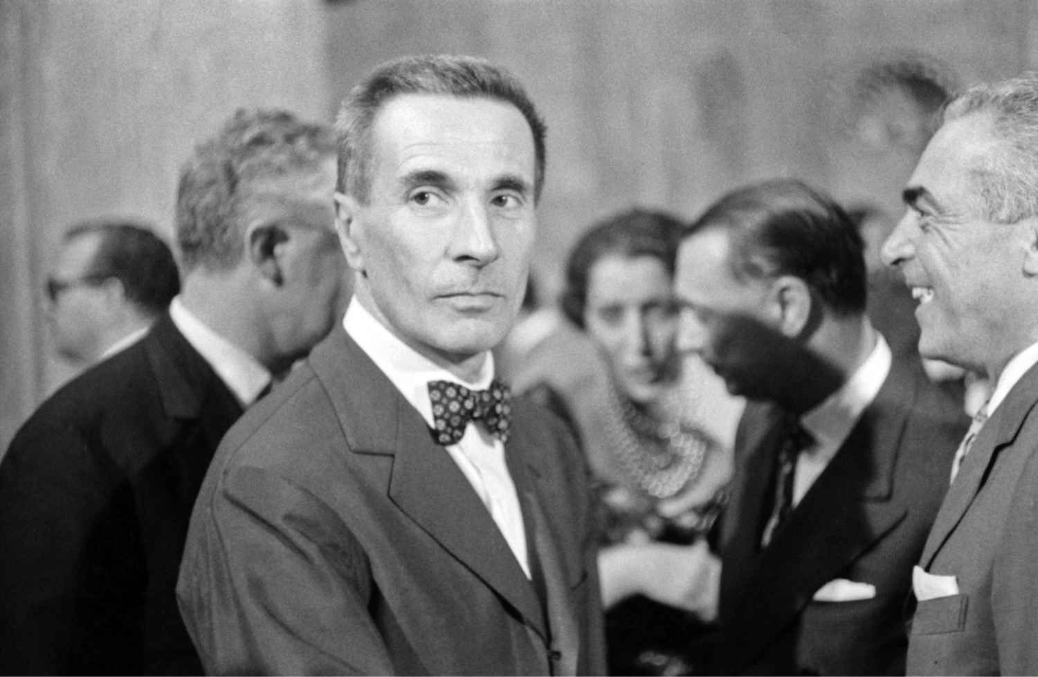 lo scrittore e giornalista nato a san pellegrino di belluno il16016 ottobre 1906 ha sempre saputo cogliere il mistero dentro la cronaca
