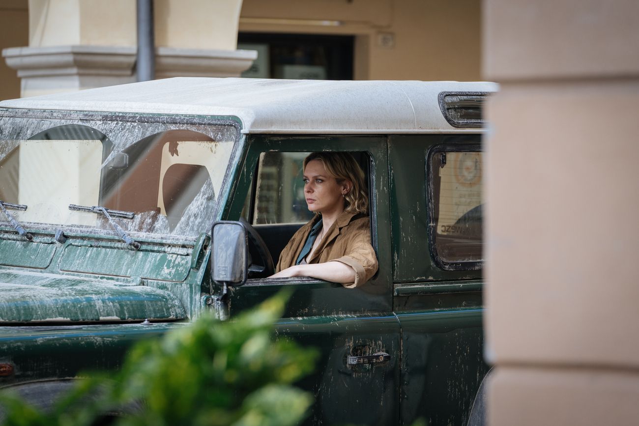 su rai 2 comincia estranei nuova serie rai con elena radonicich carabiniera che torna a correggio per occuparsi del padre malato e che si ritrova coinvolta in un caso che altera l equilibrio della convivenza tra italiani e sikh