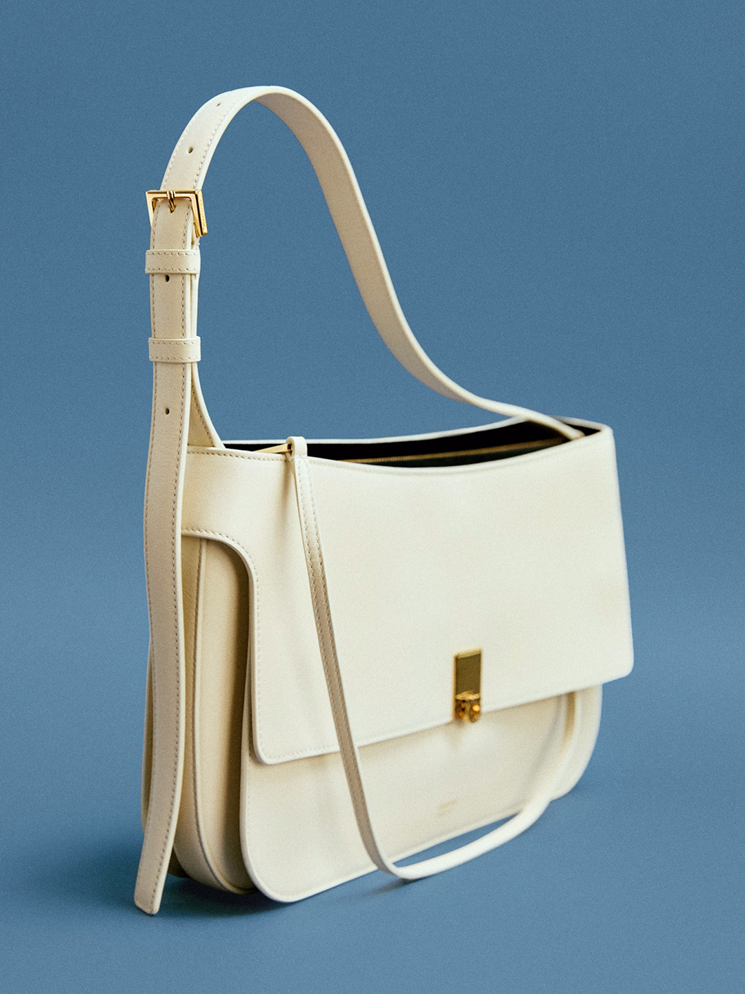 260701_ferragamo_craft_handbag_still_0047