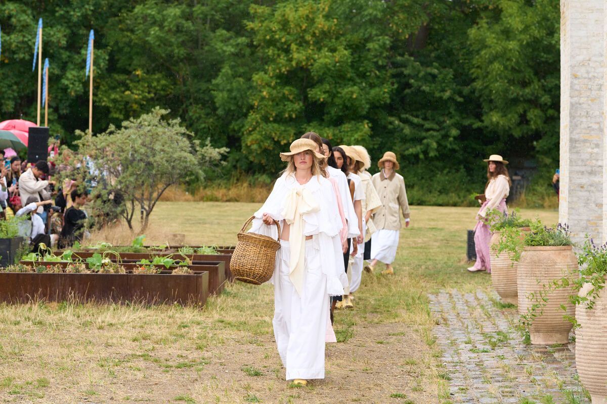 salopette giacche da lavoro zoccoli e borse a cestino lo stile ispirato a chi coltiva orti e giardini arriva in citt224 un guardaroba comodo con un tocco romantico