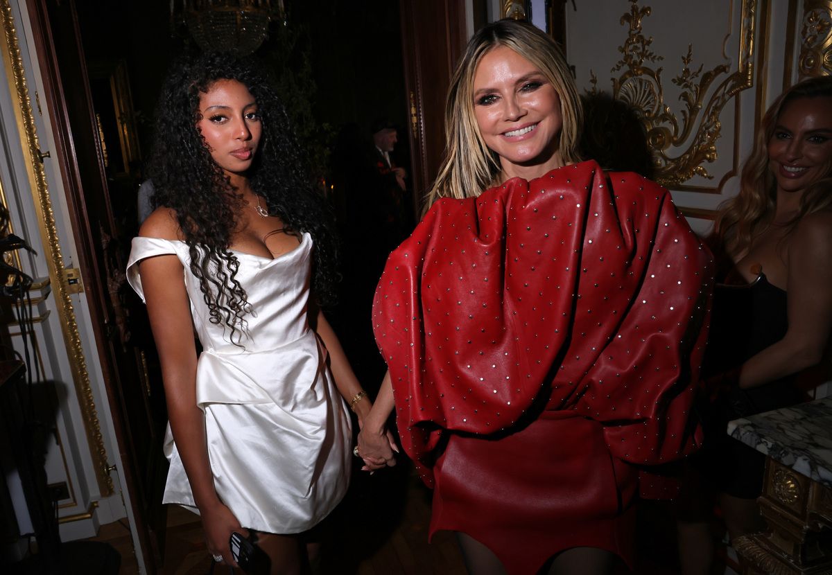 la modella e la figlia 16enne hanno partecipato al gala bof500 dopo la sfilata di vivienne westwood due look diversi uniti dal gioco di volumi e dalle d233collet233 nere