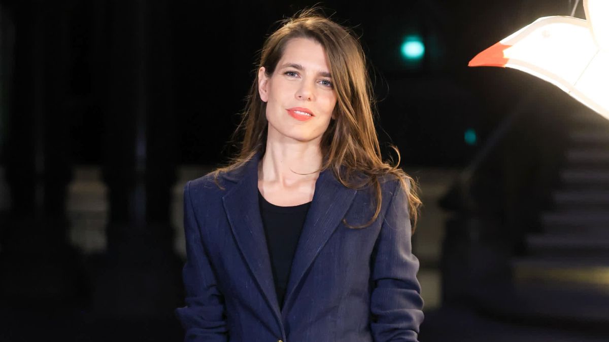 tra le piume e i fiori di dua lipa lei sceglie un tailleur blu notte con un solo bottone dorato