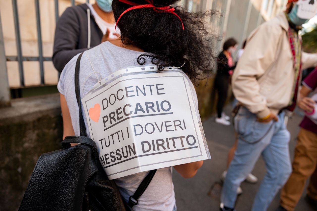 una nuova giornata di tensione per la scuola pubblica italiana cresce la rabbia di chi ogni giorno tiene aperte le aule e di chi siede sui banchi