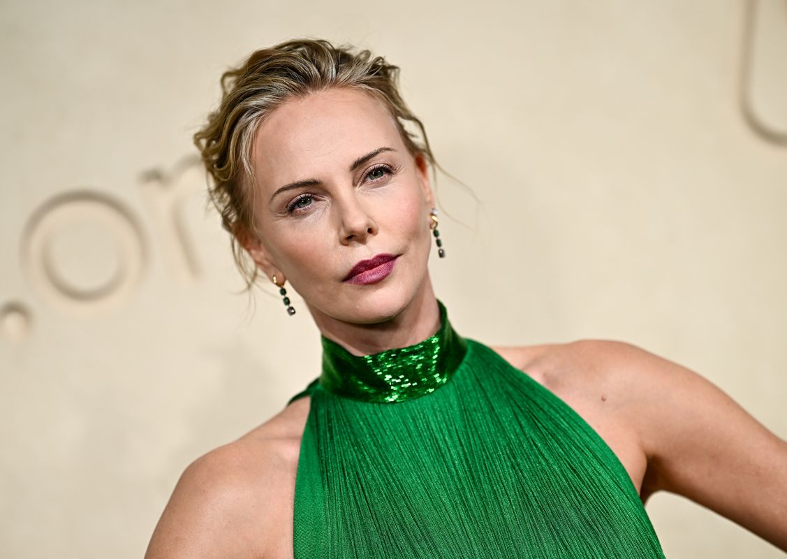 al gala di airbnborg a los angeles l8217attrice ha scelto un abito givenchy con schiena scoperta e lunghe frange il dettaglio inatteso i maxi pompon neri sui sandali