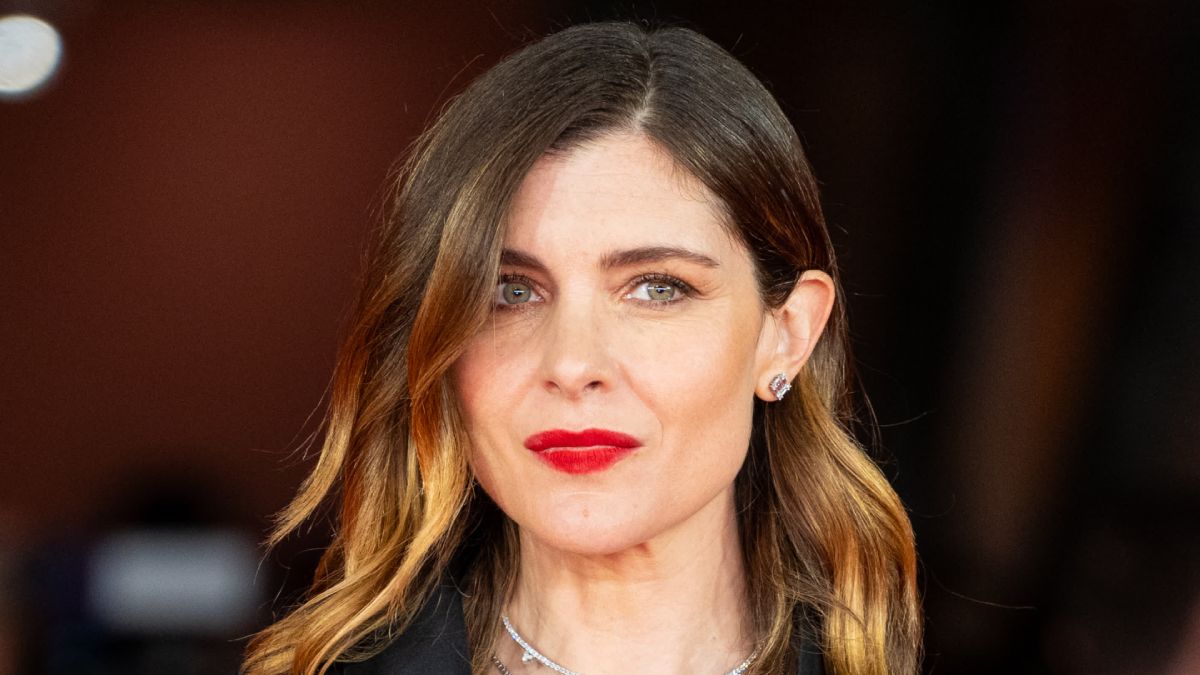 vittoria puccini ha scelto il nero per il red carpet della festa del cinema di roma poi ha lasciato che fossero i capelli e il rossetto a parlare