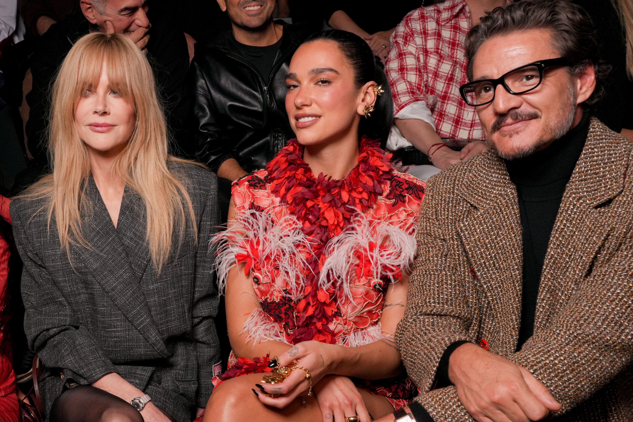 il blazer di kidman e il tailleur di piume di dua lipa hanno offerto due interpretazioni diverse e autentiche dell anima della maison160