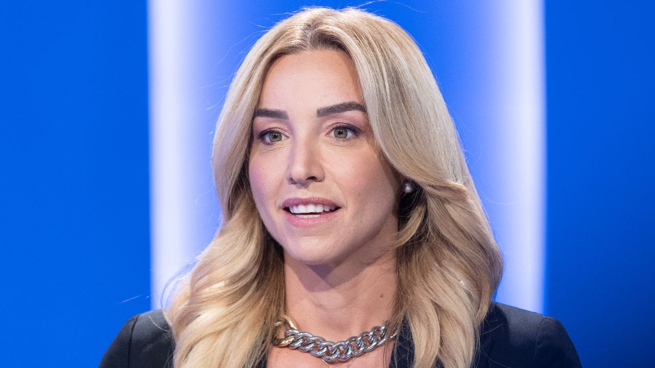 ospite nel programma tv otto e mezzo la sindaca di genova sfoggia un jair look degno di margot robbie