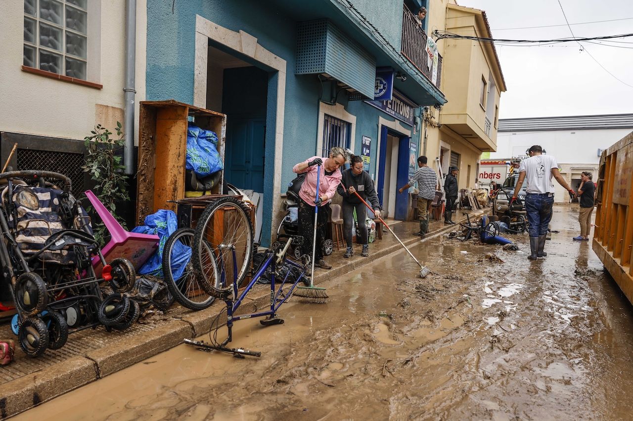 fiumi esondati e citt224 sott acqua in spagna ora il fronte freddo sferza il nostro paese con nubifragi mari agitati e scuole chiuse in diversi comuni