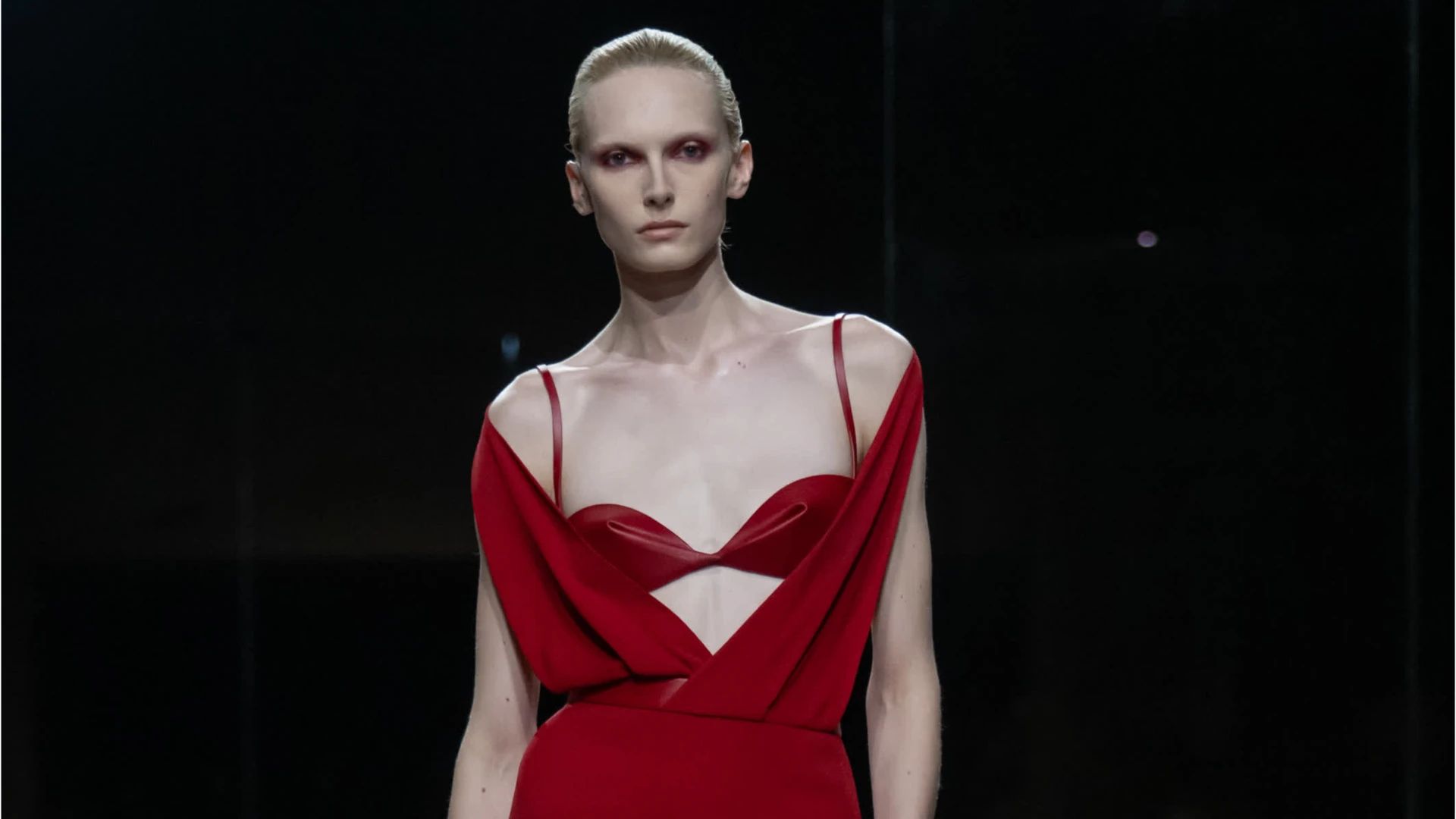 per la primavera estate 2027 haider ackermann abbina la sartoria a bustier in raso e lingerie a vista tra coppe strutturate fiocchi in pelle e abiti rossi