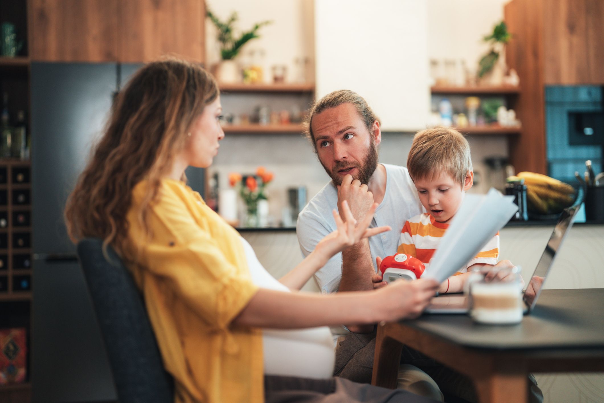 siamo nell era dei padri che accompagnano i bimbi a scuola cucinano e fanno il bucato eppure siamo stanchissime perch233 12 strategie per redistribuirlo davvero