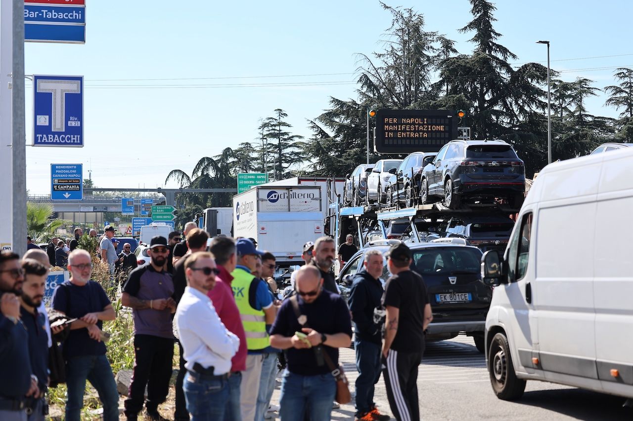 dalle proteste studentesche agli autotrasportatori il malcontento sociale sfocia in una mobilitazione nazionale ecco chi incrocia le braccia e quali servizi rischiano di fermarsi