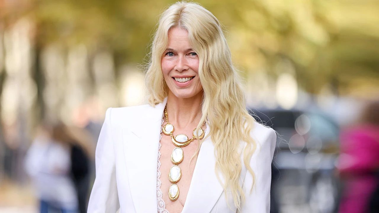 lunghi e ondulati i capelli dell ex super top tedesca conquistano i flash alla parigi fashion week una chioma a onde crimped stile mitici 90s