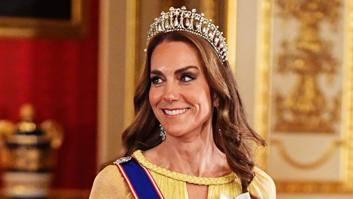 giallo pastello mantello trasparente e una stampa leopardata kate middleton alla cena per il sultano dell8217oman stupisce e non manca la tiara che fu di lady diana