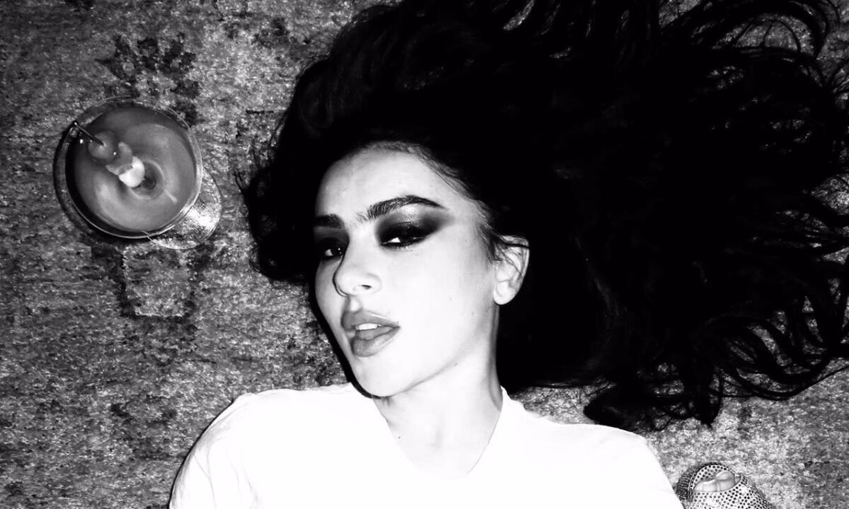 Charli XCX punta tutto sullo sguardo: lo smokey eye incontra il trend eyemaxxing