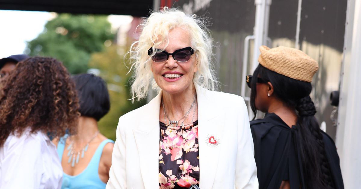 abito elegante tailleur e scarpe tacco medio