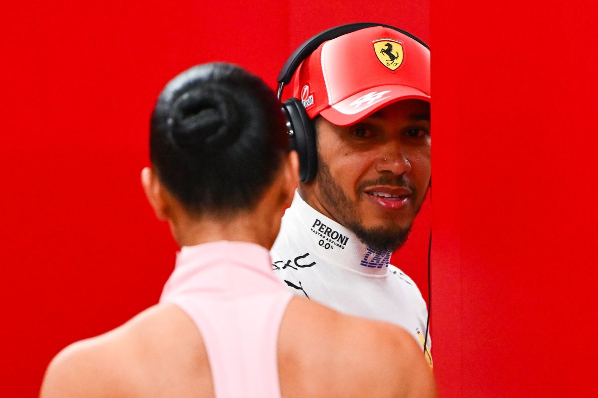 nel paddock per sostenere lewis hamilton kim kardashian sceglie le trasparenze di ala239a e un abito floreale roberto cavalli d8217archivio