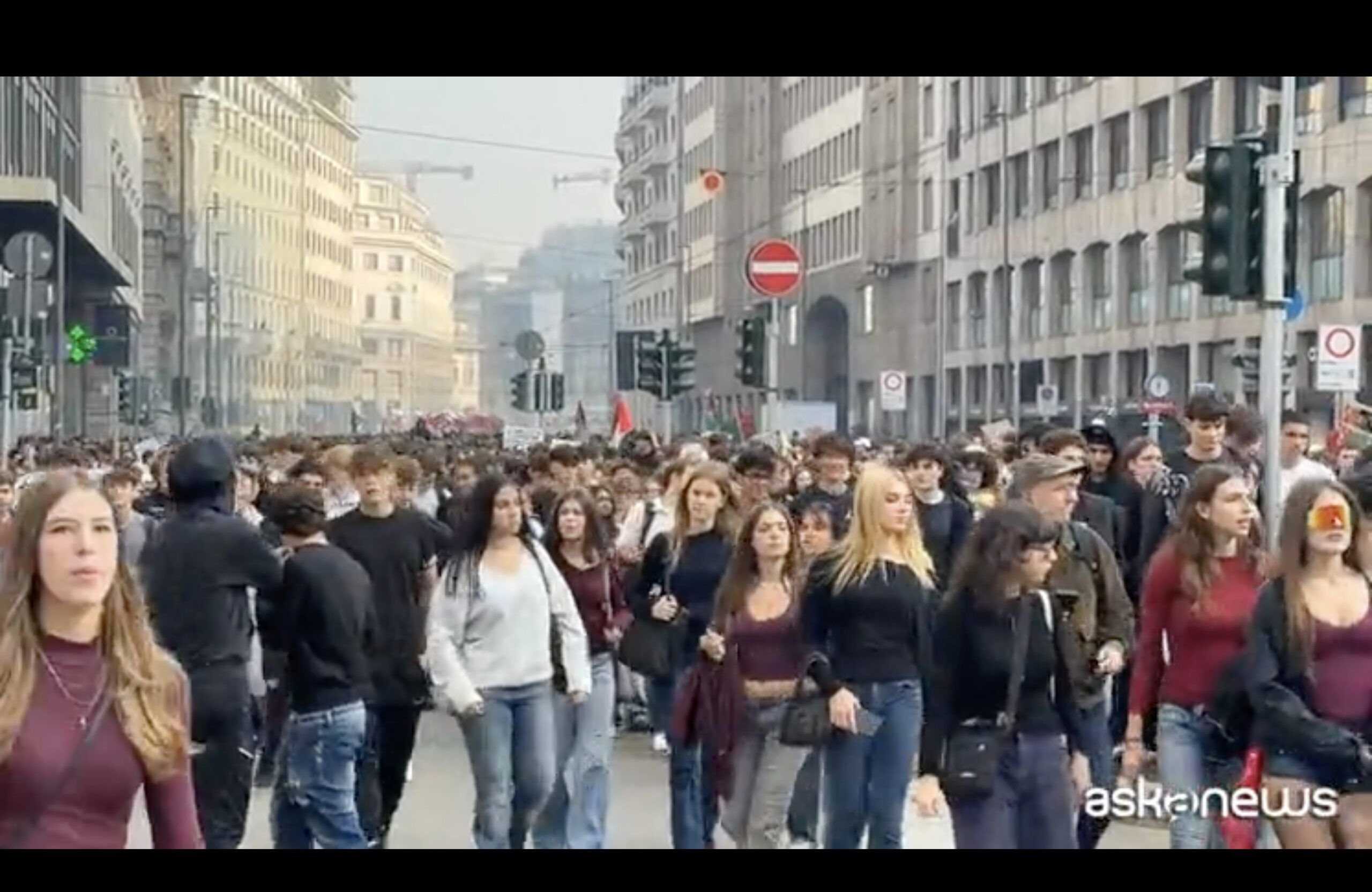 studenti in piazza a milano almeno 3000 al corteo