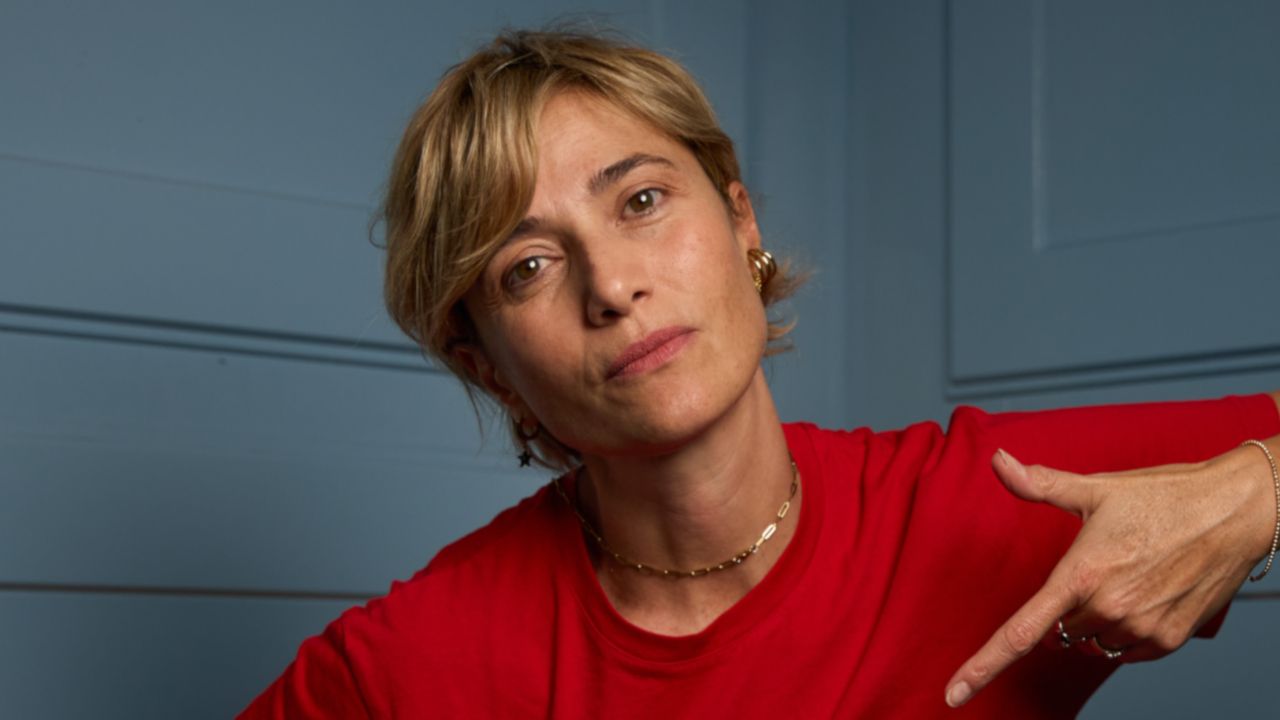 l attrice 47enne regala un ispirazione perfetta per i colpi di testa autunnali