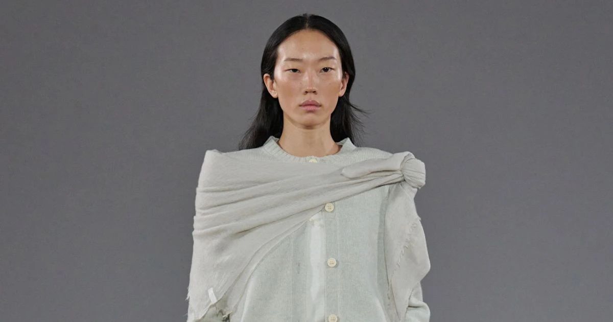 il look del giorno con la pashmina sopra il cardigan per svoltare gli outfit d autunno