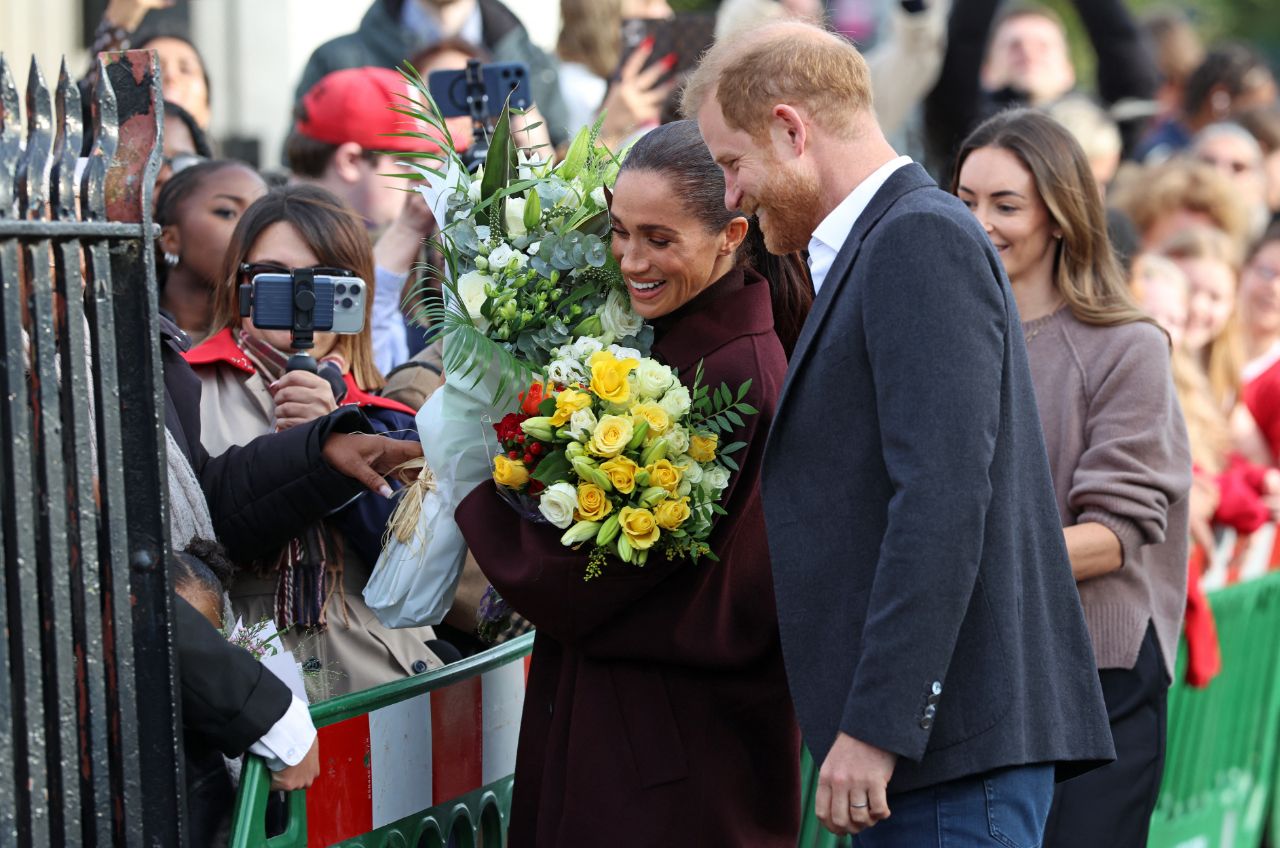 la loro prima uscita in pubblico in inghilterra lo conferma harry e meghan si considerano veri royal nonostante la megxit ma re carlo non lo accetta