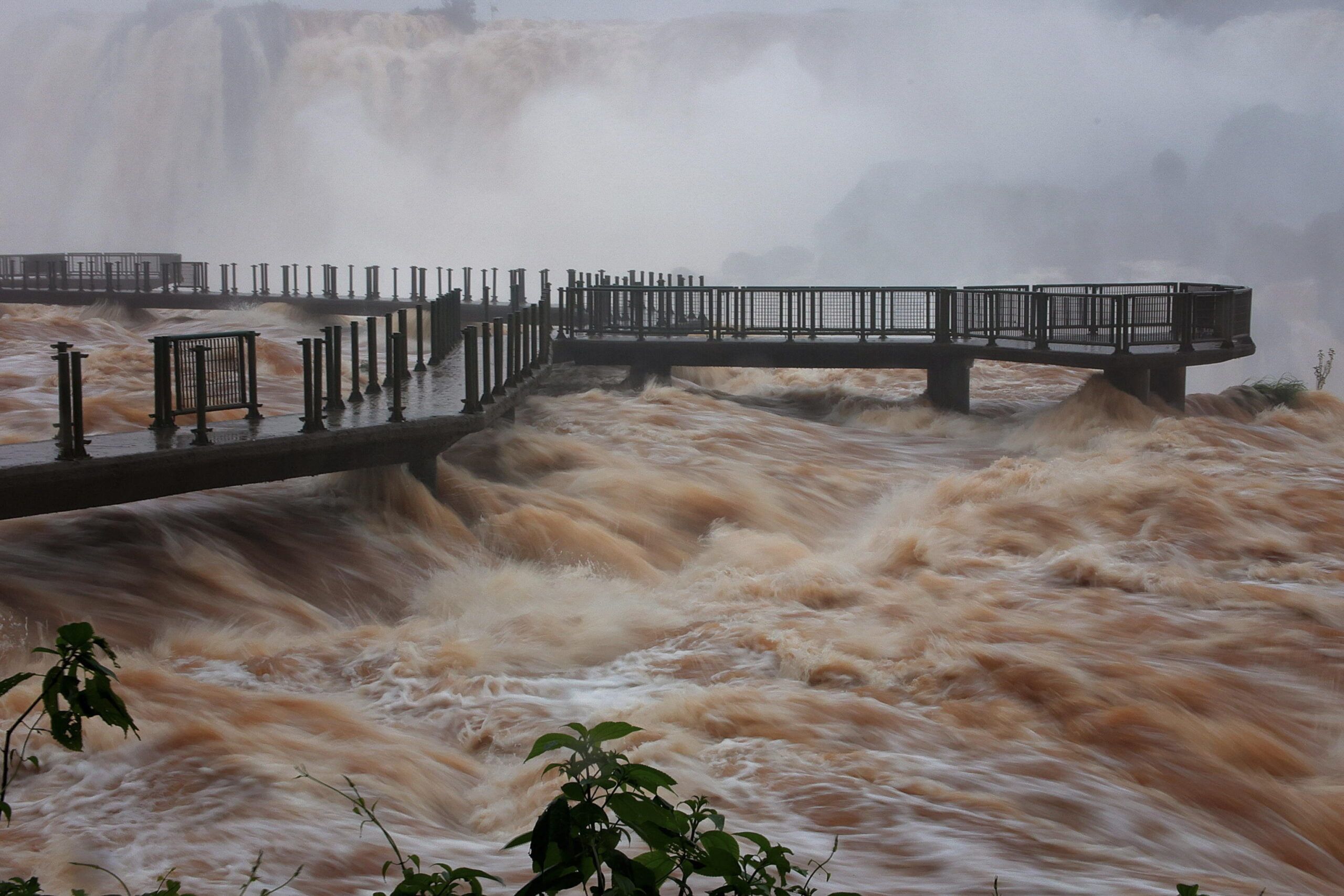 con oltre 12 mila metri cubi d acqua al secondo le celebri cascate dell iguaz249 al confine tra brasile e argentina si sono trasformate in un oceano in tumulto