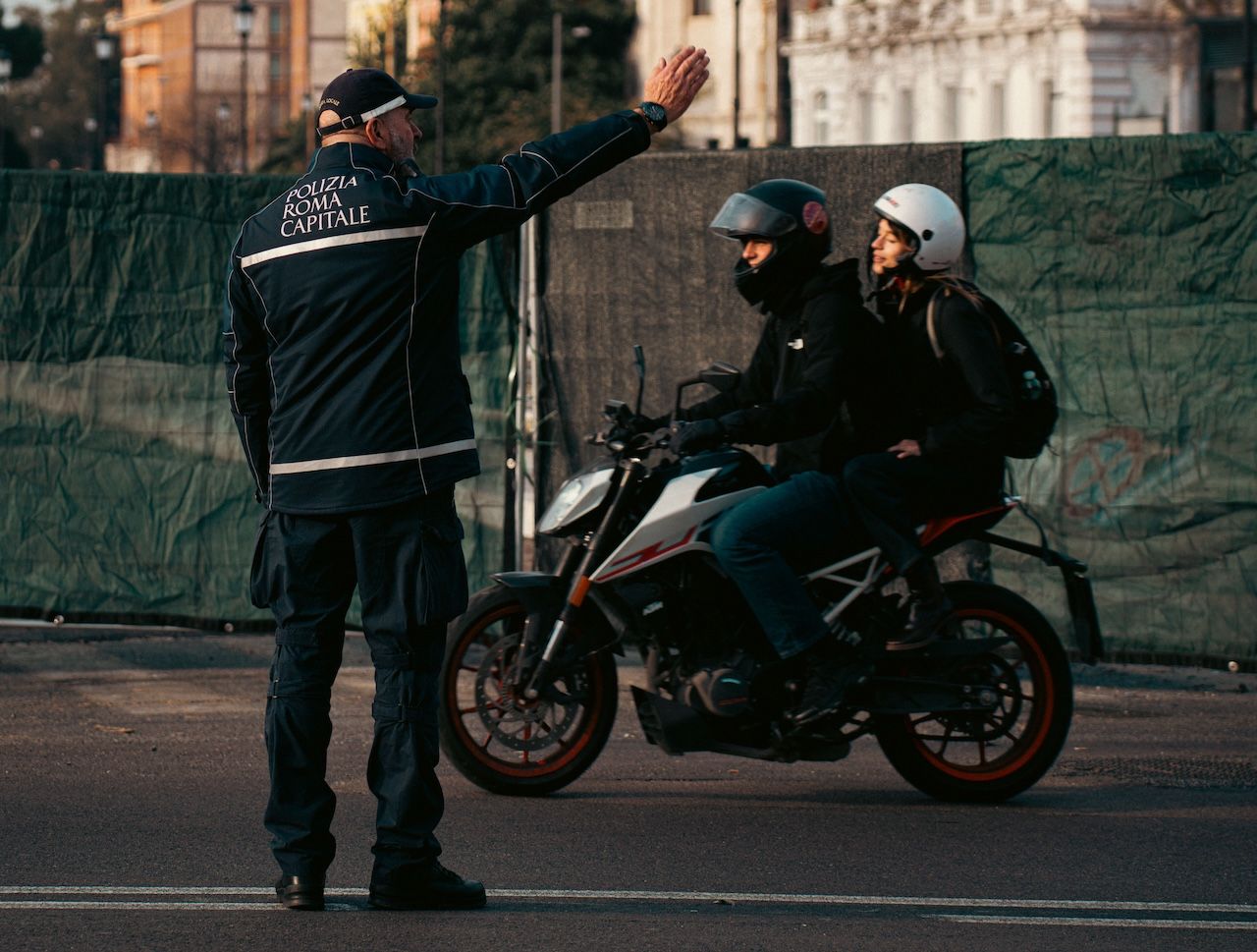 il testo approvato fissa i nuovi punti fermi per automobilisti scooteristi e pedoni dalla svolta digitale all etilometro come cambier224 la guida in italia