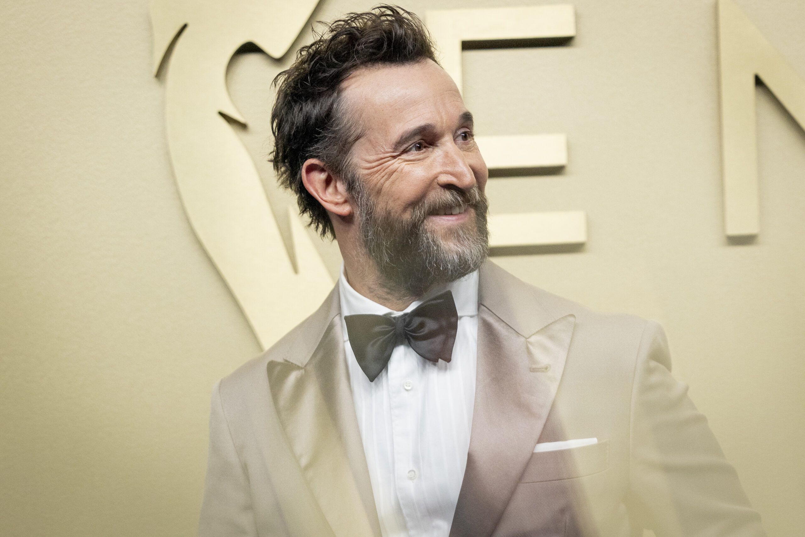 dal giovane carter di er al dottor robby di the pitt il fascino dell8217attore 55enne conquista la copertina di people pensavo fosse uno scherzo