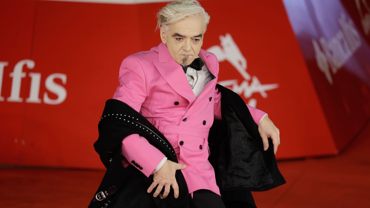 il cantautore ha ricordato i balletti di x factor