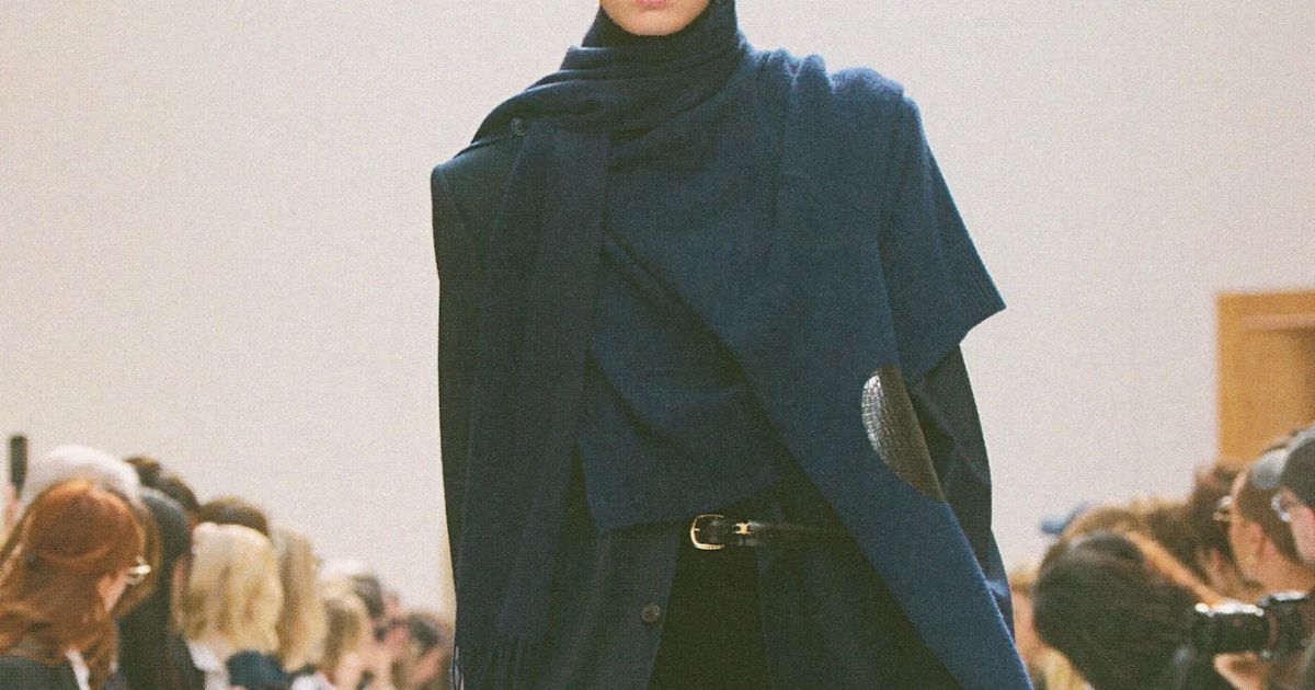 il look del giorno con il maglione che diventa una sciarpa grazie a un drappeggio da copiare