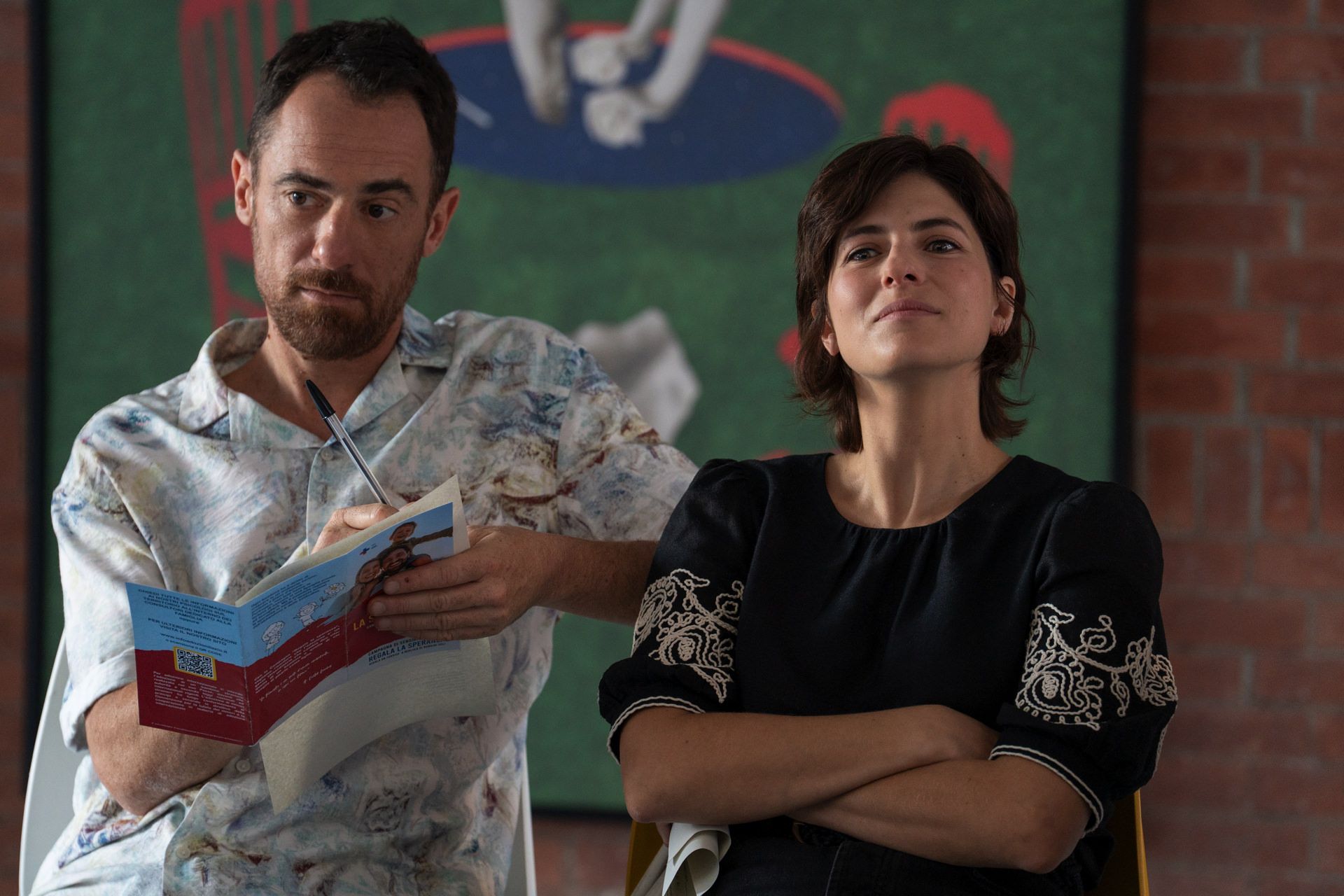 una coppia fuori dagli schemi il desiderio di diventare genitori e la sfida di superare i pregiudizi daniele luchetti racconta famiglia amore e adozione con uno sguardo umano e senza clich233 con elio germano e maria chiara giannetta