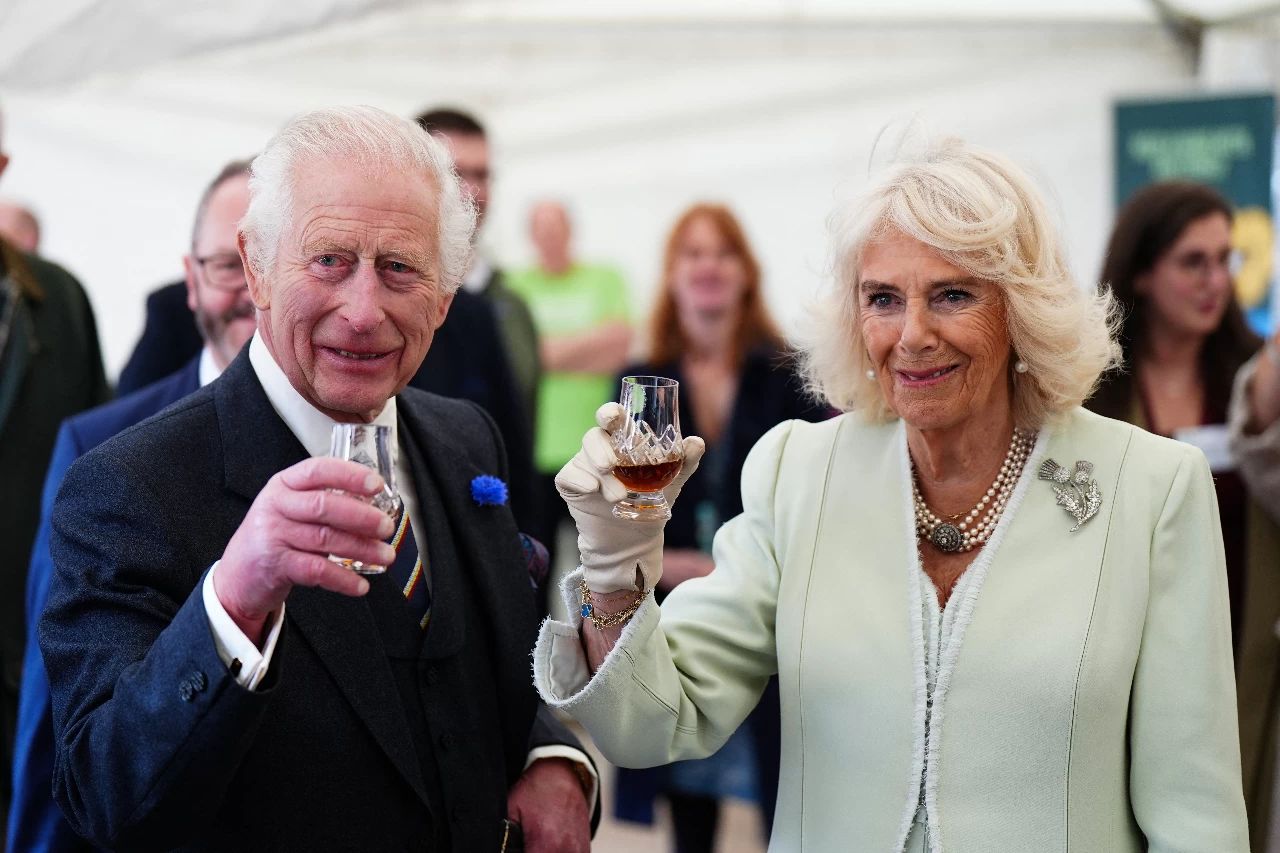 iniziata pi249 di mezzo secolo fa la storia d8217amore di carlo e camilla 232 pi249 forte che mai la formula rispetto reciproco tante risate e letti separati