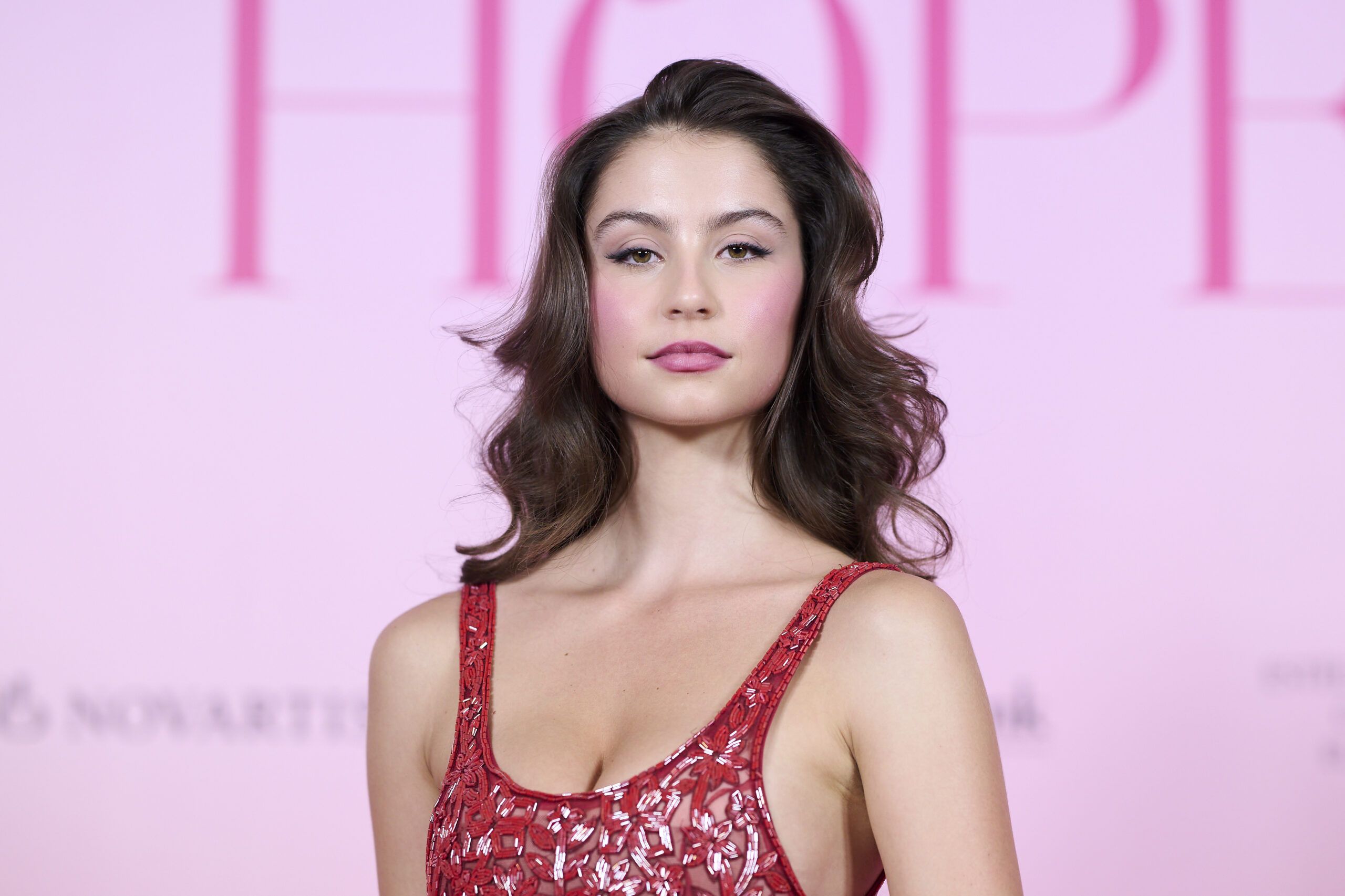 la figlia di michael douglas e catherine zeta jones sceglie un vestito ricoperto di dettagli scintillanti per il red carpet di madrid