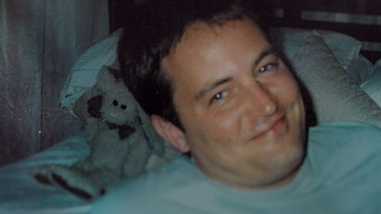 a tre anni esatti dalla morte dell attore una docuserie racconta l ascesa al successo e la lunga lotta contro le dipendenze