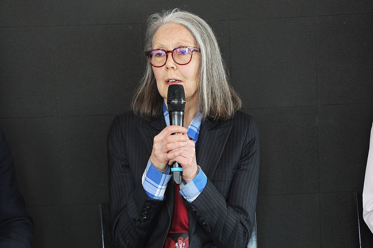 l accademia svedese premia una voce straordinaria della contemporaneit224 celebrando una penna capace di fare dialogare il mito antico con il nostro presente una corona che pesa anche sul gender gap
