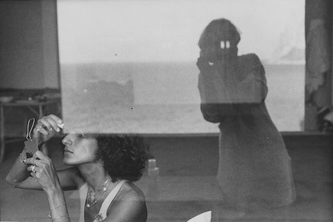 nel centenario della nascita con un8217ampia retrospettiva palazzo reale celebra carla cerati la fotografa scrittrice creativa instancabile che ci ha lasciato una prosa ricca di relazioni familiari l8217iconografia di un8217epoca di cambiamenti e immagini di denuncia che hanno fatto la storia ce ne parla la figlia elena ceratti