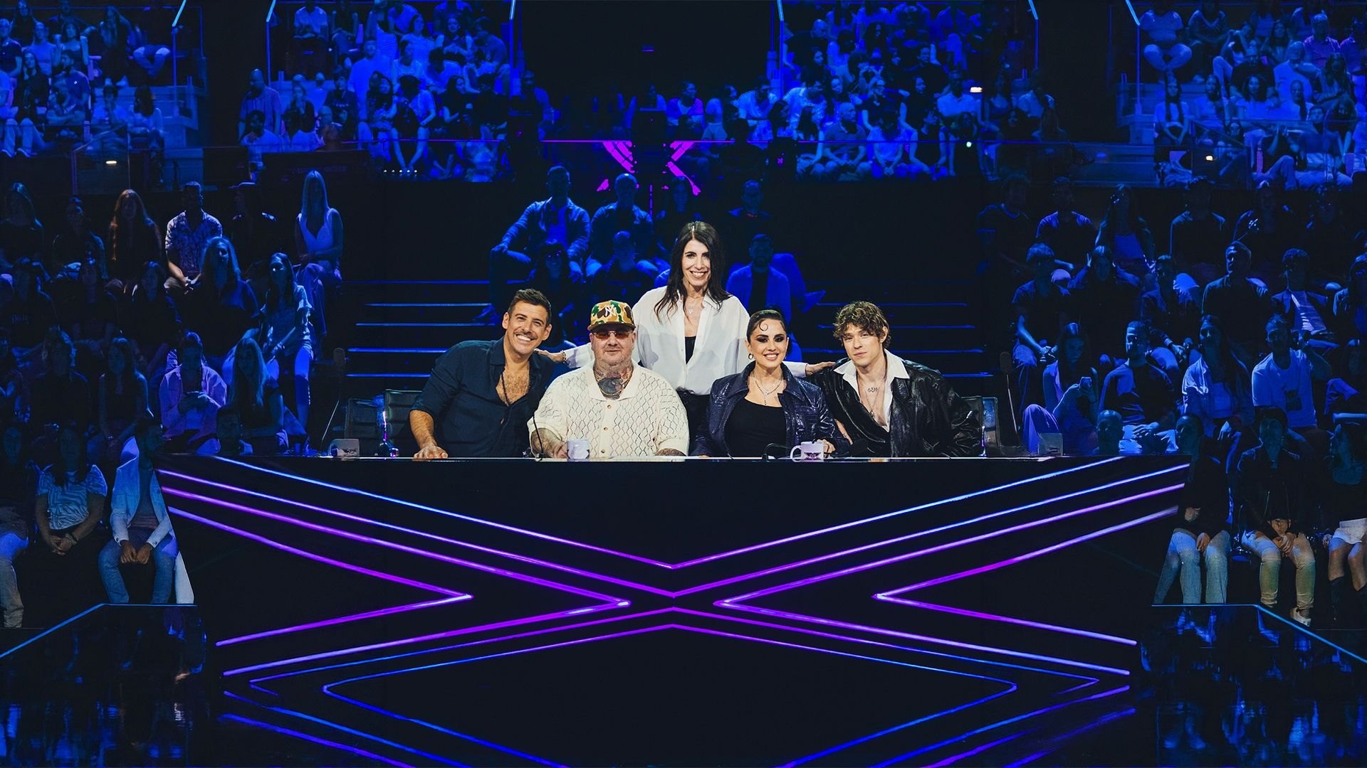 stasera nella prima live due ex concorrenti eliminati si rimetteranno in gioco davanti ai giudici per tornare in gara