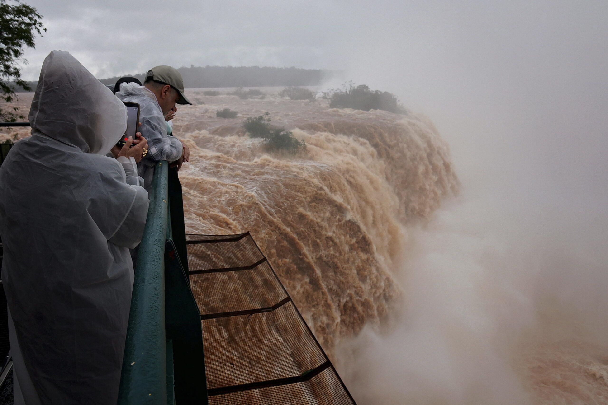 Il ruggito dell'Iguazù: la piena storica che ha paralizzato le cascate ...