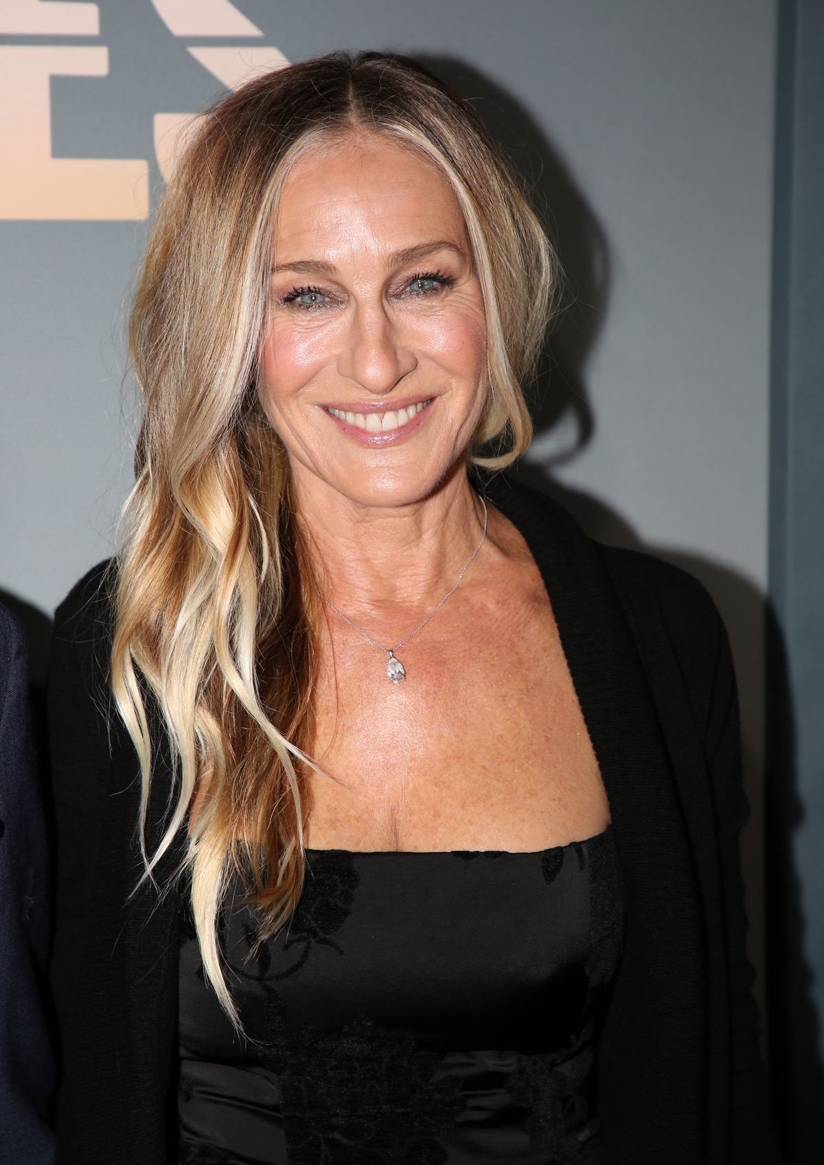 per una serata a teatro immersa nell autunno newyorkese l8217attrice sceglie un look total black caratterizzato da bellissime frange un abito semplice ma con carattere