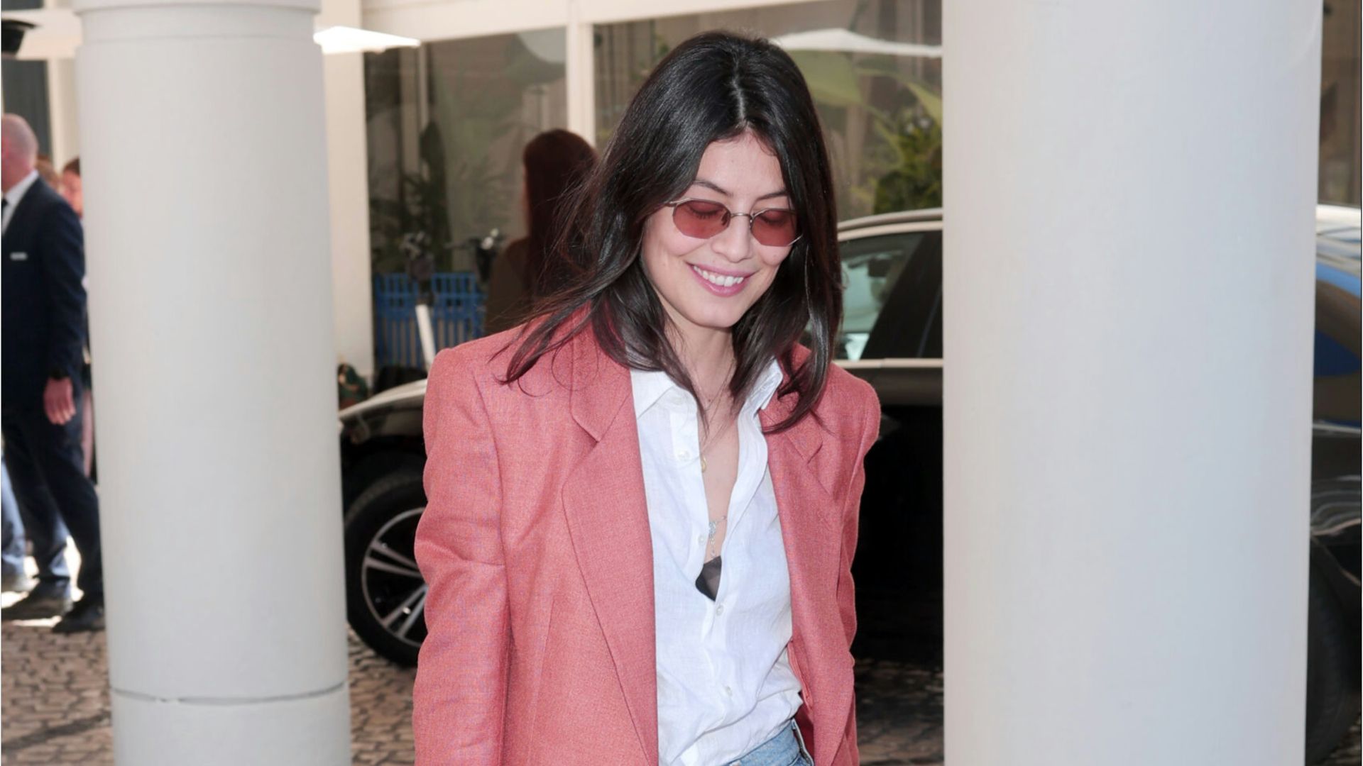dall8217ufficio al tempo libero fino agli appuntamenti serali i look di celine dion margot robbie e kate moss dimostrano che blazer e jeans sono l8217abbinamento passe partout dell8217autunno