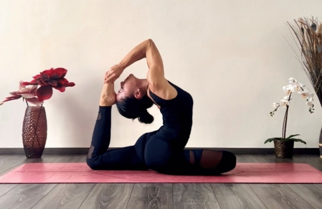 dalle rotazioni delle spalle al gatto mucca cinque esercizi di yoga con caterina patimo per mobilizzare la schiena e favorire una postura pi249 armoniosa