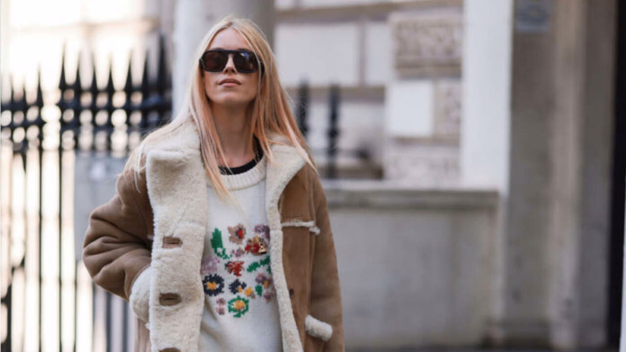 Come abbinare maglione e jeans con eleganza: i dettagli che trasformano un look semplice in uno statement di stagione